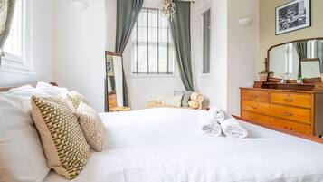 4 bedrooms, iron/ironing board, free WiFi, bed sheets