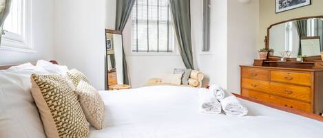 4 bedrooms, iron/ironing board, free WiFi, bed sheets