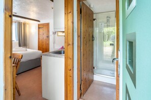 1 habitación, tabla de planchar con plancha, wifi gratis y ropa de cama 