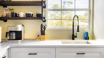 Mikrobølgeovn, ovn, kokeplater og oppvaskmaskin