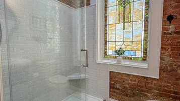 Douche, séchoir à cheveux, serviettes fournies, savon