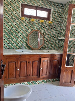 SĂšche-cheveux, bidet, serviettes fournies, papier toilette
