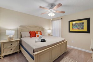 8 bedrooms, travel cot, free WiFi, bed sheets - Walk to Waterpark! Theater, Arcade, Themes, Sleeps 20! (Four Corners)