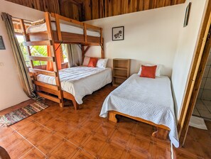 10 bedrooms, WiFi, bed sheets - If adventure and the forest are calling you, stay at El Nido Lodge! (Monteverde)