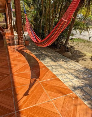 Terrace/patio - If adventure and the forest are calling you, stay at El Nido Lodge! (Monteverde)