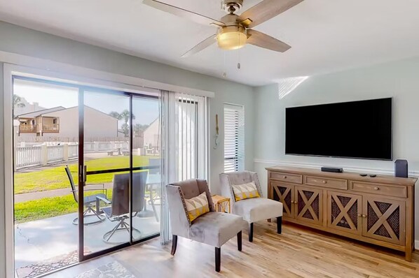 公寓客房, 1 張加大雙人床和 1 張沙發床 (Endless Summer D5) | 起居區