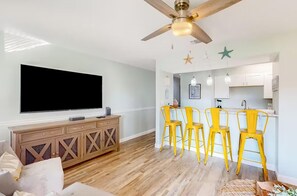 公寓客房, 1 張加大雙人床和 1 張沙發床 (Endless Summer D5) | 起居區