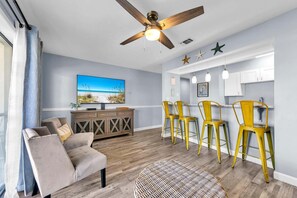 Apartment, 1 Queen-Bett und Schlafsofa (Endless Summer D5) | Wohnbereich