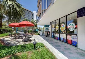 Outdoor dining - Edgewater Tower 3-1110 - South of Heaven (Panama City Beach)