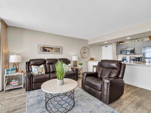 Condo, varias camas (Edgewater Tower 3-1110) | Área de sala de estar | Televisión 