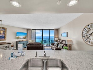 Condo, varias camas (Edgewater Tower 3-1110) | Área de sala de estar | Televisión 