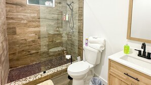 ヘアドライヤー、タオル、石鹸、トイレットペーパー