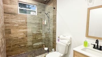 Secadora de cabello, toallas, jabón, papel de baño