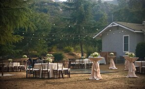 منطقة خارجية لإقامة الولائم والاحتفالات