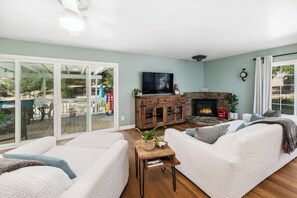 Smart TV, video games - Ultimate Family Friendly Mountain Retreat- Gameroom, Hiking, Hot Tub, Wineries (Ramona)
