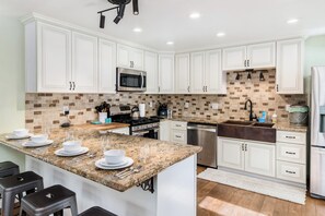 ثلاجة، ميكروويف، فرن، موقد طهي مسطح