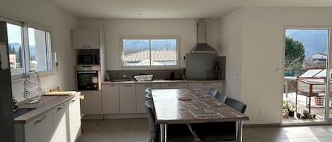 Microwave, oven, stovetop, dishwasher