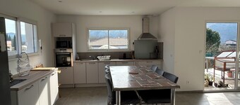 3-bedroom detached house near river