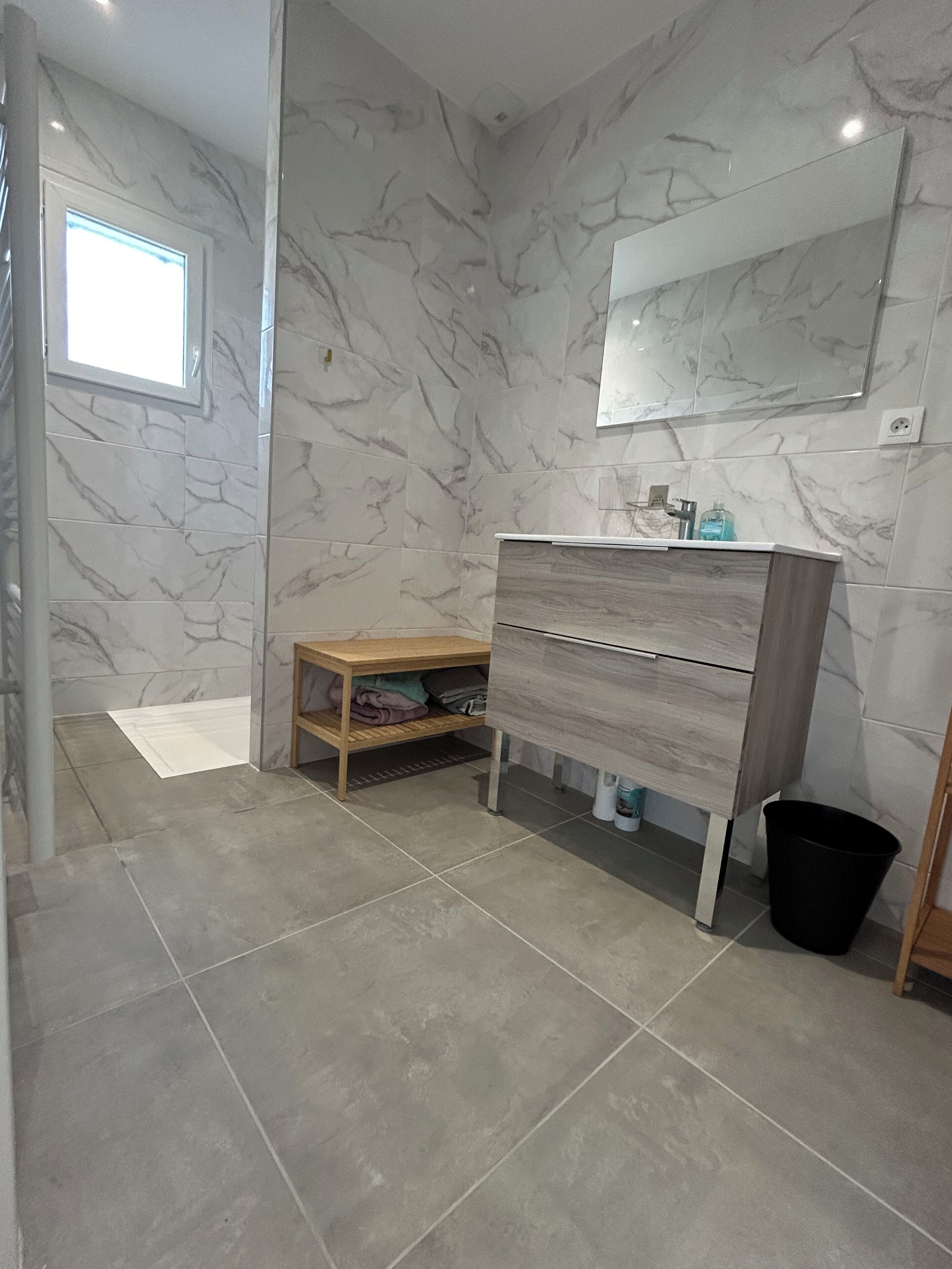 Douche, sèche-cheveux, serviettes fournies, papier toilette