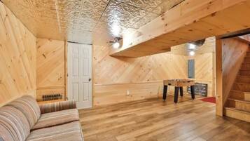 TV connectée, cheminée, baby-foot, livres