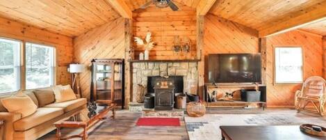 Smart TV, chimenea, futbolito y libros