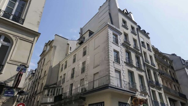 Un edificio a più piani con balconi e la segnaletica per Georges Z.