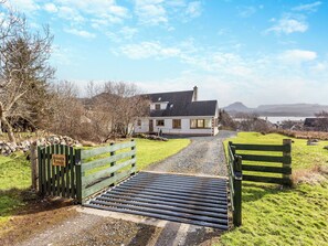 Exterior - Welcome to Bramble Cottage. (Gairloch)