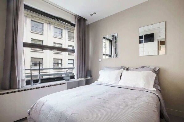 1 slaapkamer, een strijkplank/strijkijzer, reisbedje, gratis wifi