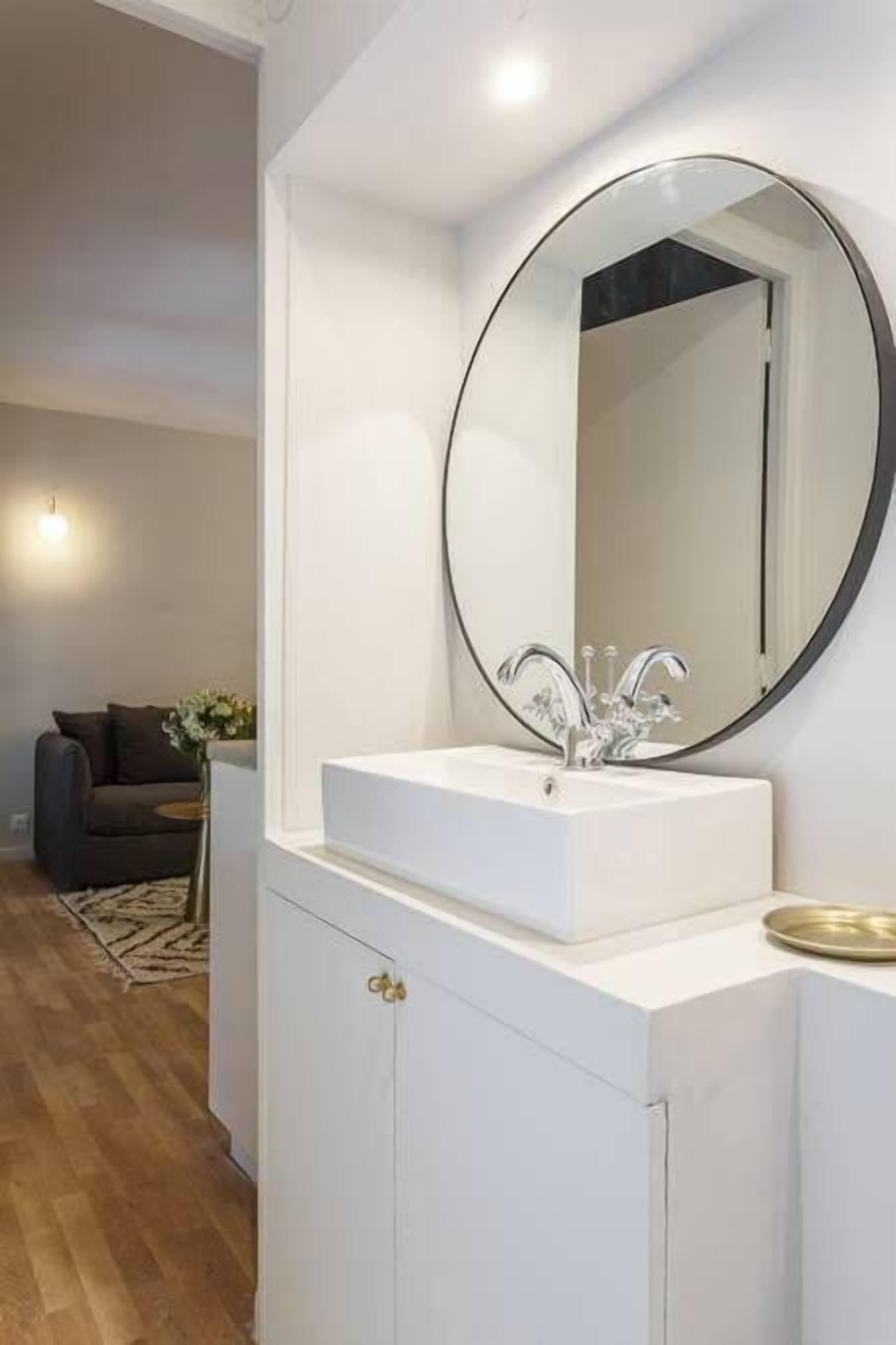 Een douche, een haardroger, handdoeken, shampoo