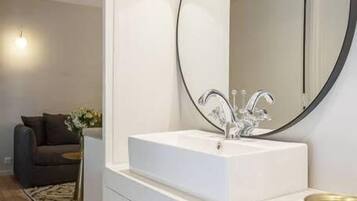 Een douche, een haardroger, handdoeken, shampoo