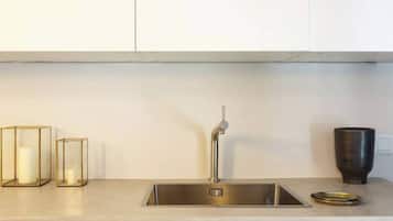 Wasserkocher mit Kaffee-/Teezubehör, Kühlschrank, Mikrowelle, Ofen