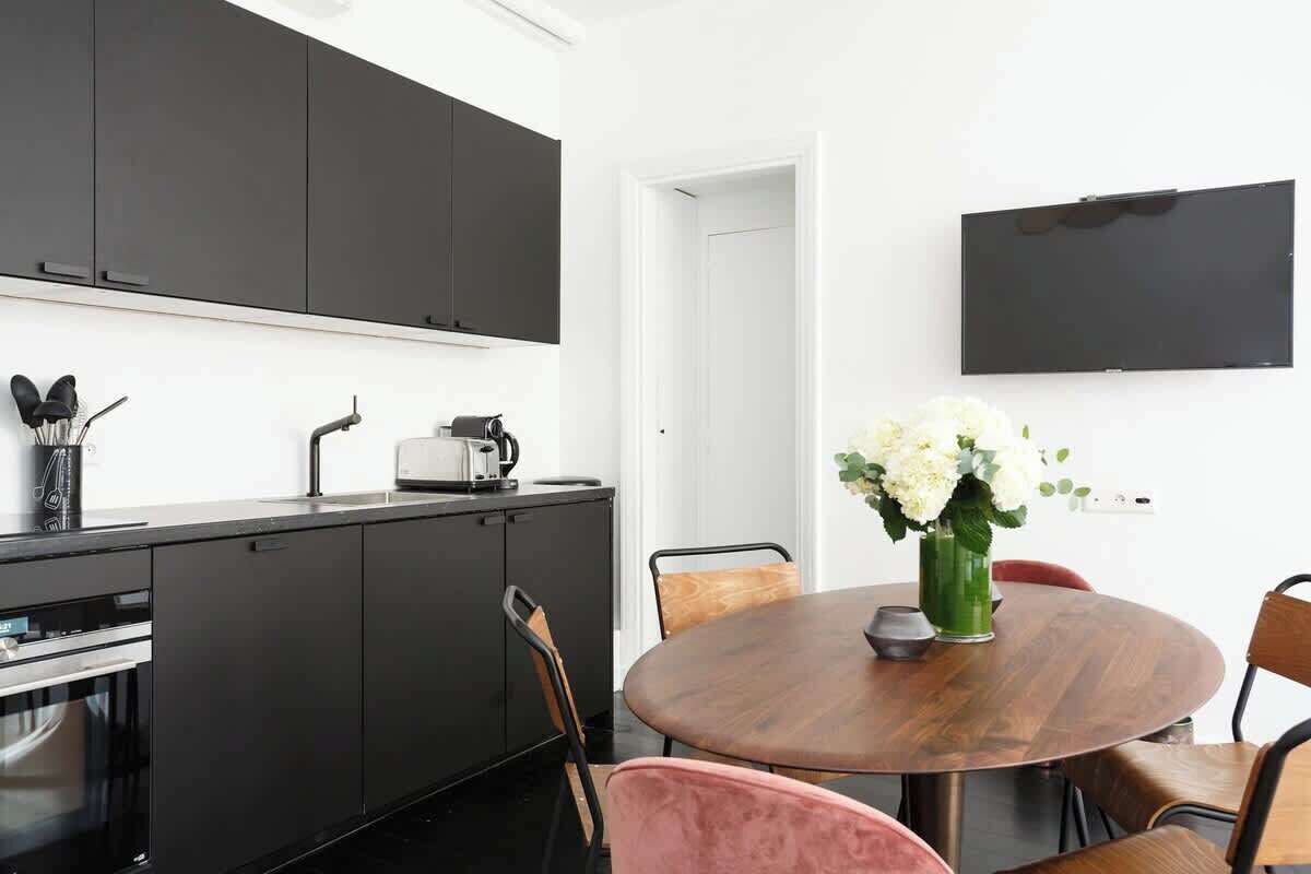 Coffee/tea maker, fridge, microwave, oven