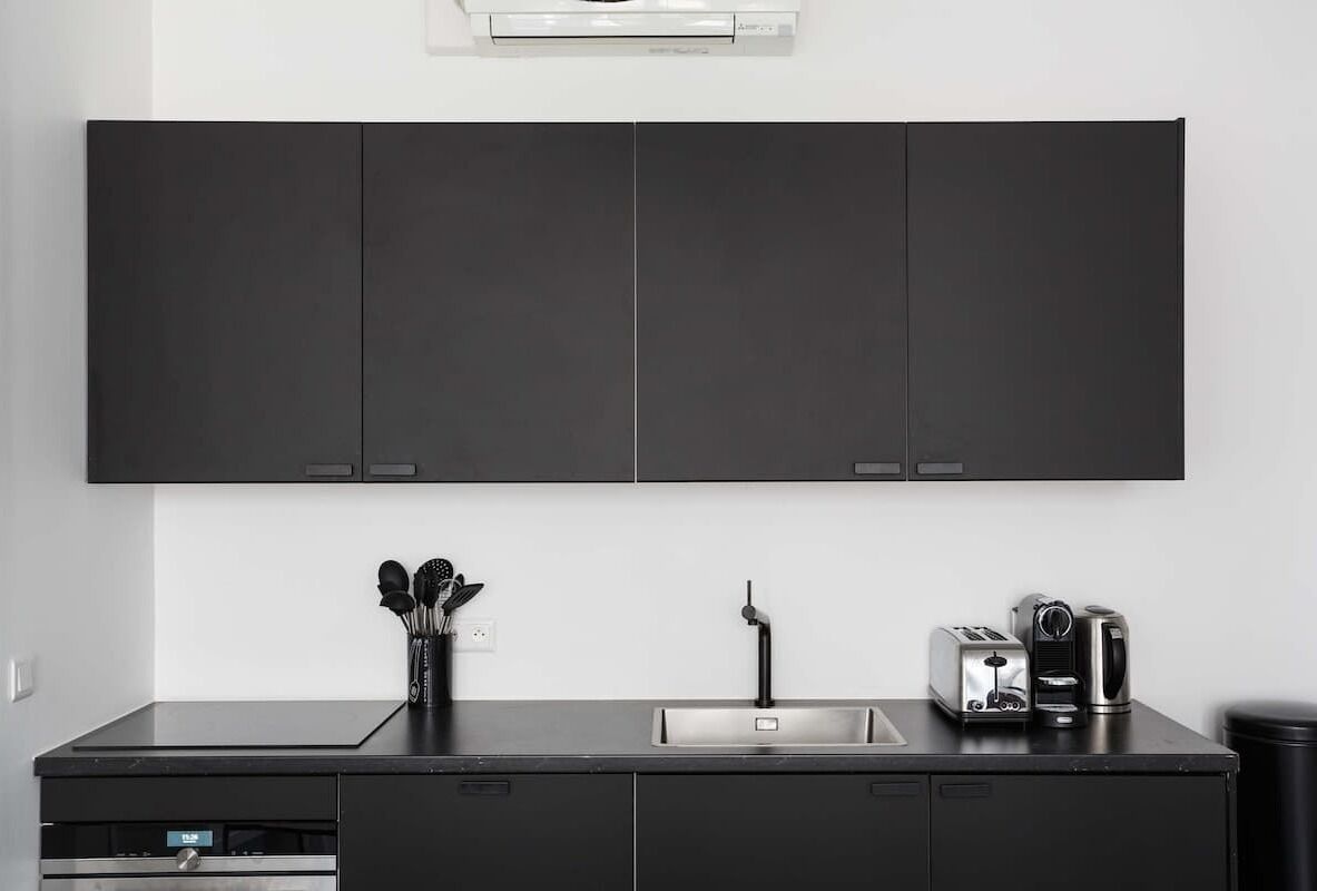 Wasserkocher mit Kaffee-/Teezubehör, Kühlschrank, Mikrowelle, Ofen