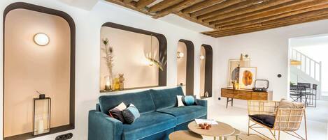 Una televisión, una oficina