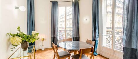 تناول الطعام