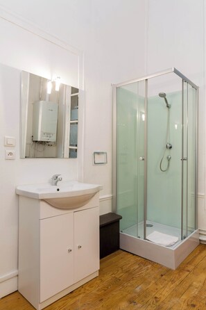 Shower - Habitat Parisien -2BR/1BA - Opera Palais Royal (Paris)