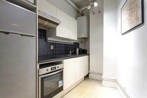 ثلاجة، ميكروويف، فرن، غسالة أطباق