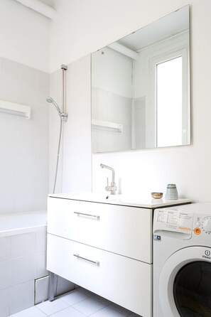 تجهيزات دش، مجففات شعر، مناشف، صابون