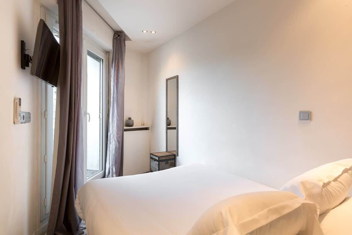 1 bedroom, iron/ironing board, travel crib, WiFi