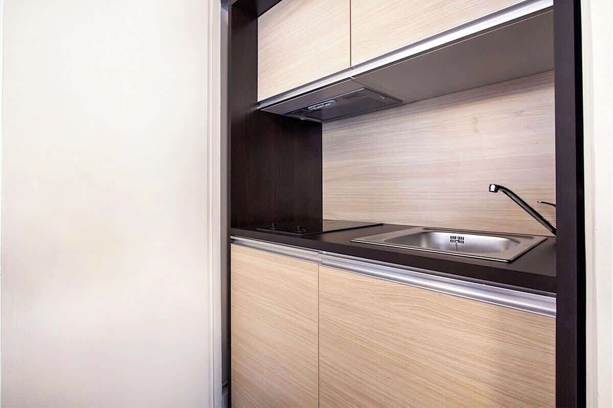 Coffee/tea maker, fridge, microwave, stovetop