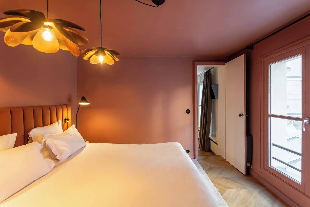 1 habitación, tabla de planchar con plancha y cuna de viaje 
