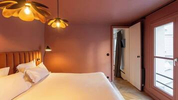 1 habitación, tabla de planchar con plancha y cuna de viaje