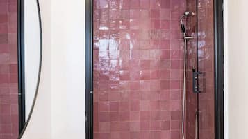 Douche, sèche-cheveux, serviettes fournies, shampoing