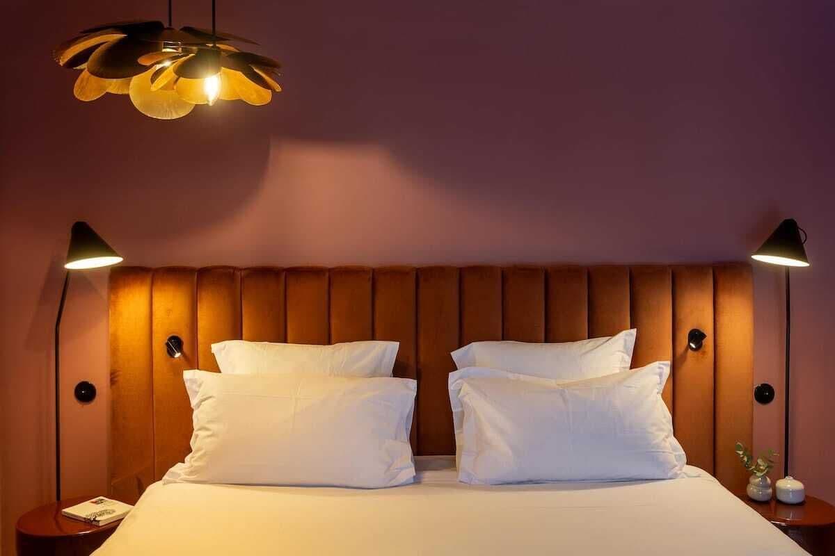 1 habitación, tabla de planchar con plancha y cuna de viaje 