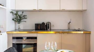 Coffee/tea maker, fridge, microwave, oven