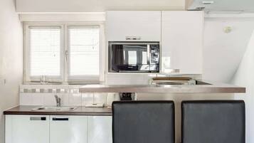 Réfrigérateur, micro-ondes, plaque de cuisson, cafetiÚre/bouilloire