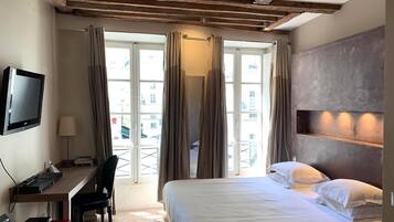 Een strijkplank/strijkijzer, reisbedje, gratis wifi, beddengoed