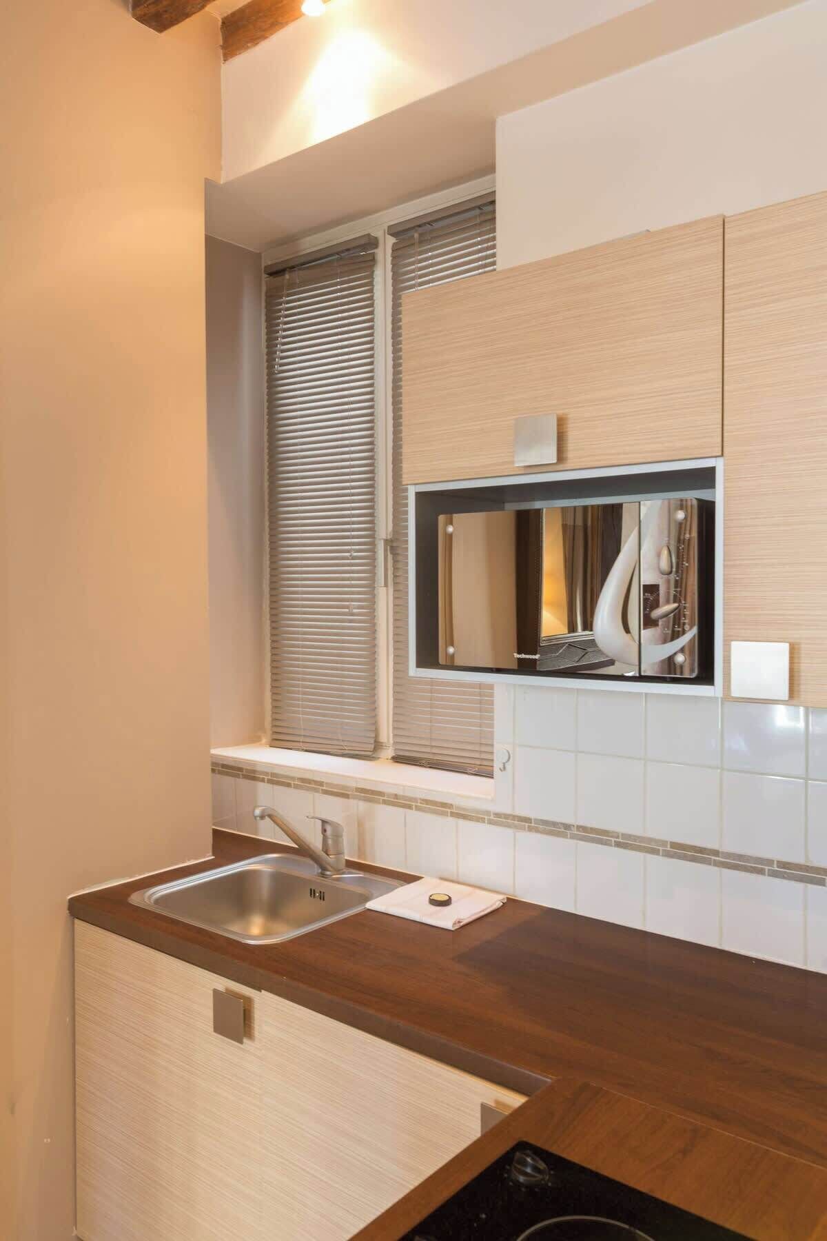 Cafetera o tetera, microondas, placa de cocina y hervidor eléctrico