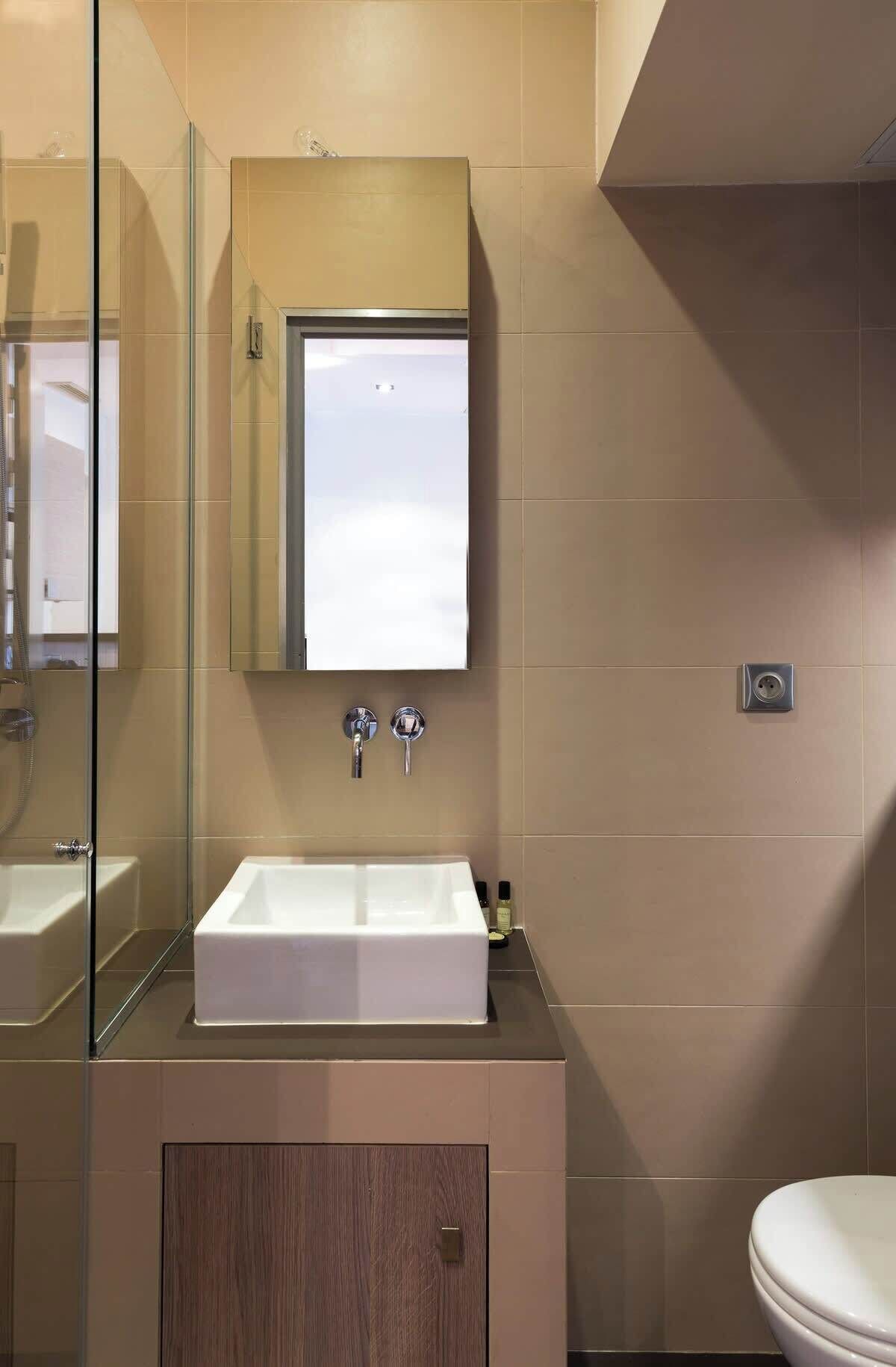 Shower, hair dryer, towels, shampoo