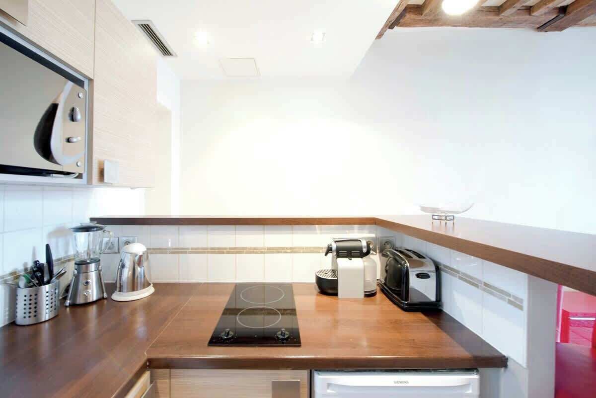 Cafetera o tetera, microondas, placa de cocina y hervidor eléctrico